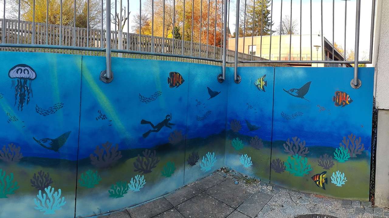 Kunstprojekt offene Jugendarbeit in Pöcking am Starnberger See. Thema des Streetart-Projektes "Unterwasserwelt" auf einer Betonmauer am Schwimmbad von Pöcking. Fertiges Wandbild hintere Seite. Fische, Quallen, Rochen und Taucher sind zu sehen, sowie Korallen