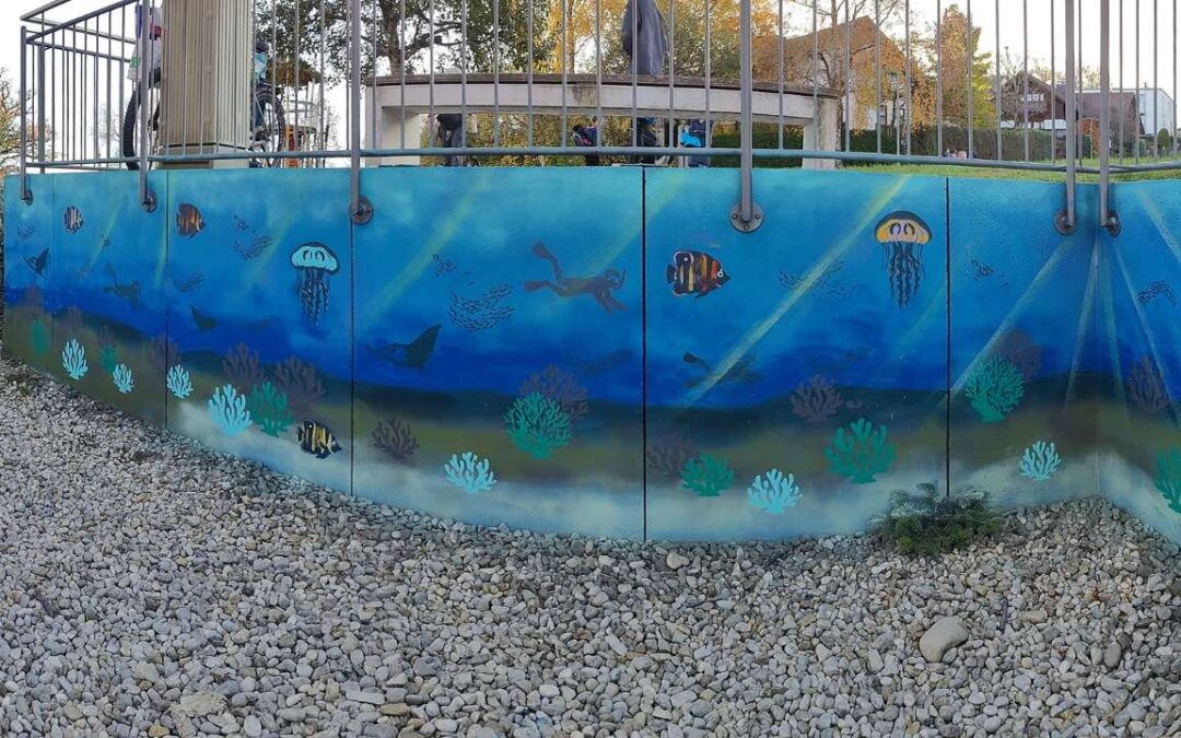 Kunstprojekt offene Jugendarbeit in Pöcking am Starnberger See. Thema des Streetart-Projektes "Unterwasserwelt" auf einer Betonmauer am Schwimmbad von Pöcking. Fertiges Wandbild Unterwasserwelt. Korallen, Fische, Quallen, Taucher und Rochen sind auf dem Bild zusehen.