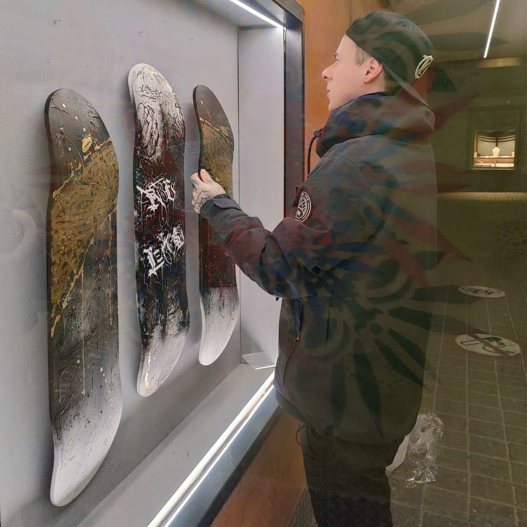 N.E.A. - New emerging artists Ausstellungsreihe in der Zederpassage von Landsberg am lech zeigt neue künstlerische Positionen. Kuration durch Streetart-Künstler Erwa.One. Tattoo-Künstler Joél Hausner hängt seine Kunstwerke im Schaufenster der Zederpassage auf.